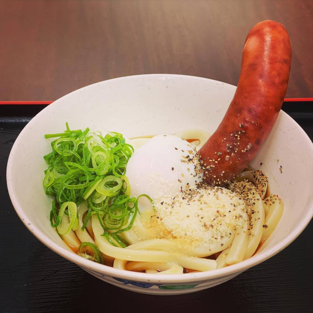 フランクそのままチーズぶっかけうどん